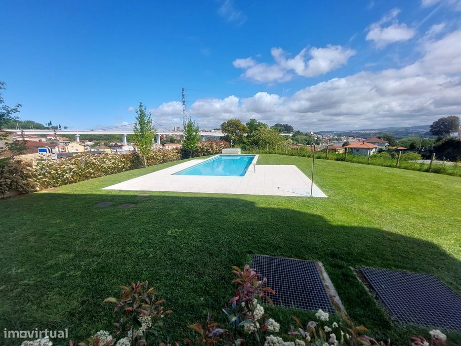 T1 em condomínio fechado com piscina junto á ponte do Infante
