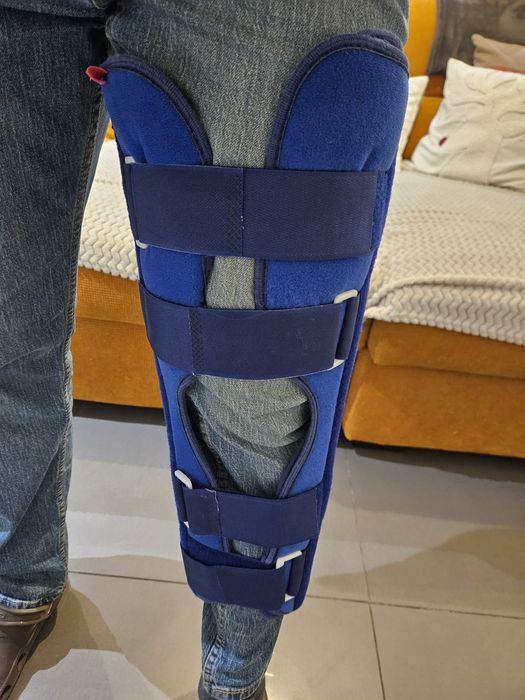 Joelheira rígida com articulação