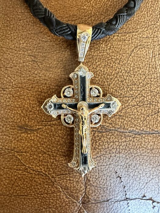 Золотой крест со вставками