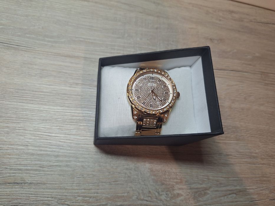 Стильний годинник Guess