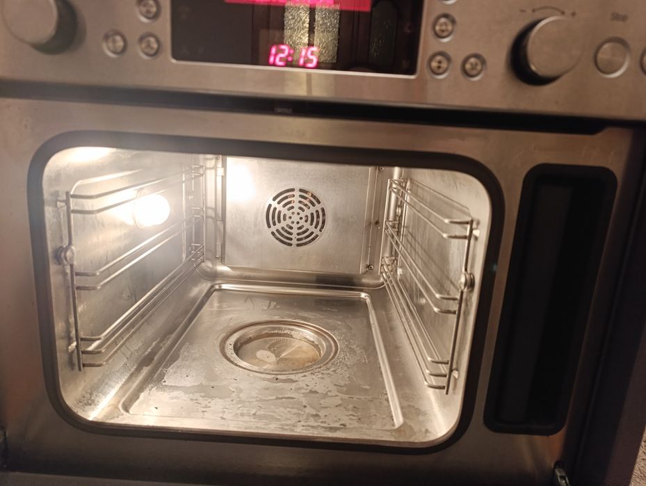 Вбудована духовка електрична з функцією пароварки Bosch.