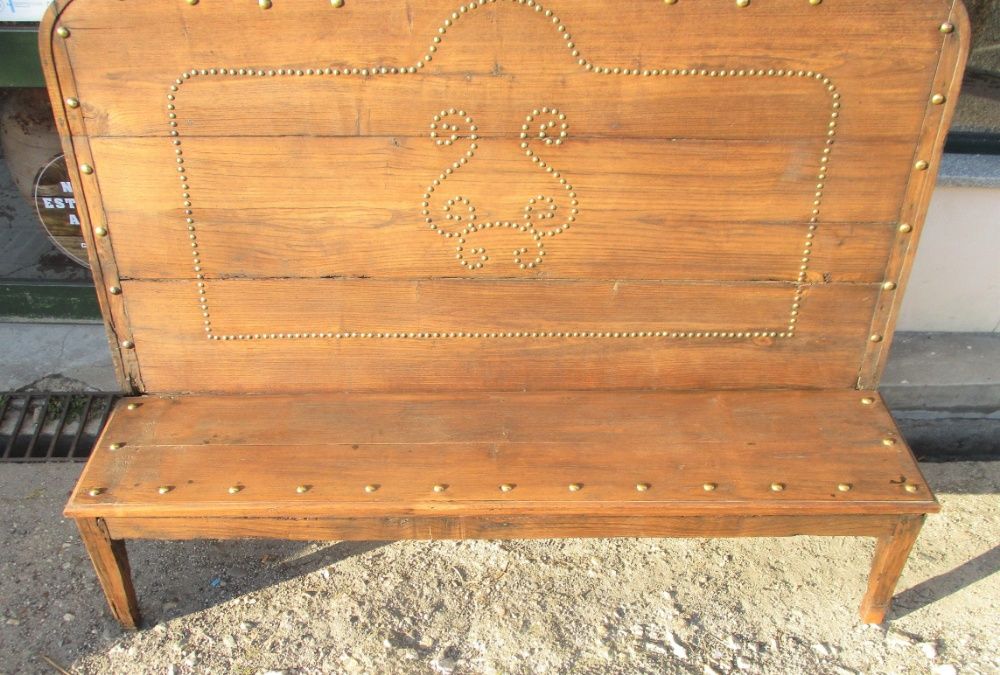 Antigo banco rústico