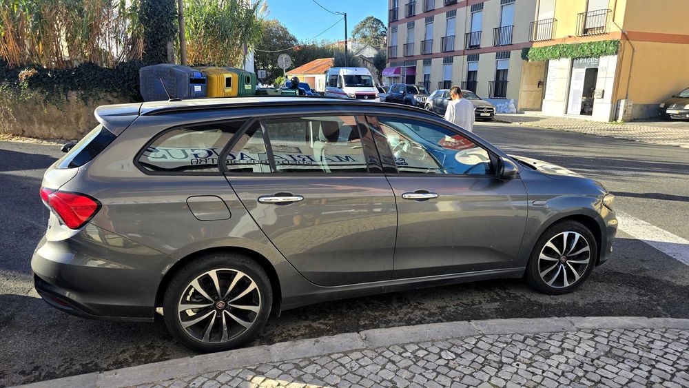 Carro novo e familiar