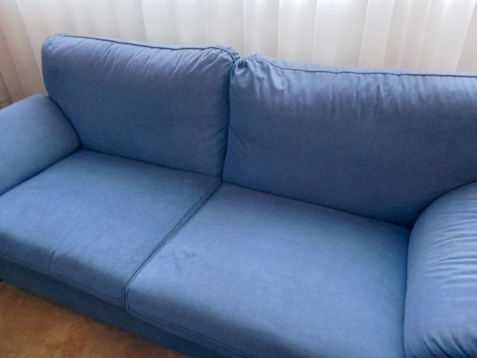 2 sofás de sala de cor azul.