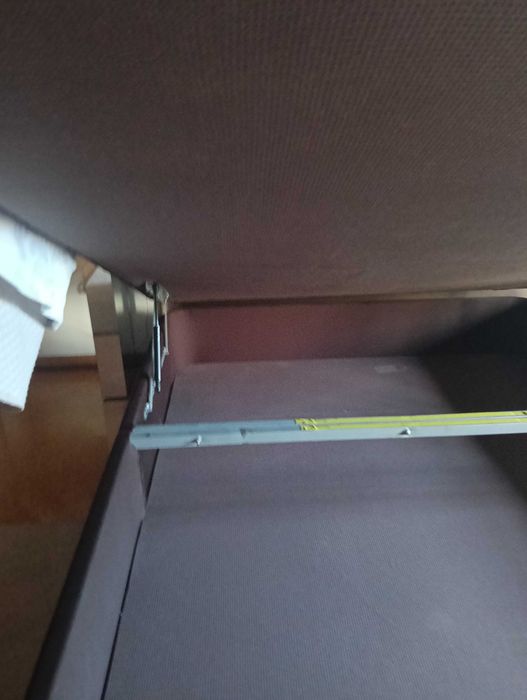 Cama sumie, com bastante arrumação.