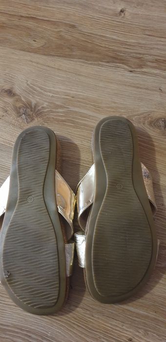 Klapki na lato złote