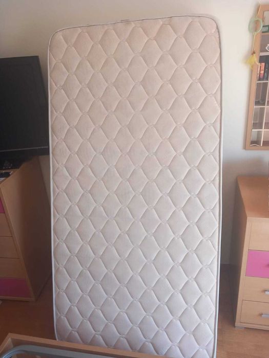Cama de solteiro, com estrado e colchão