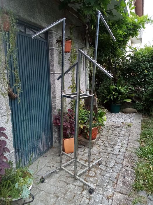 Expositor de roupa cromado amovível c/ braços extensíveis