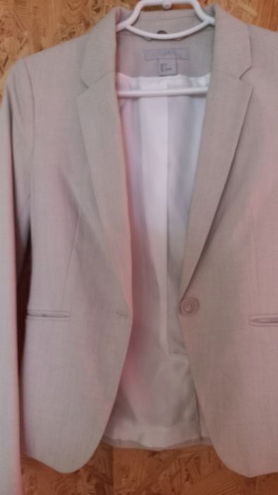 Жіночий брючний костюм.