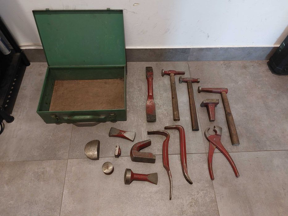 zestaw blacharski Komet prl (młotki, babki, łyżki, obcęgi, skrzynia)