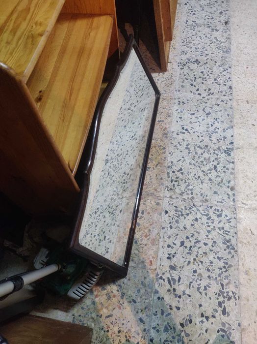 Espelho com moldura em madeira