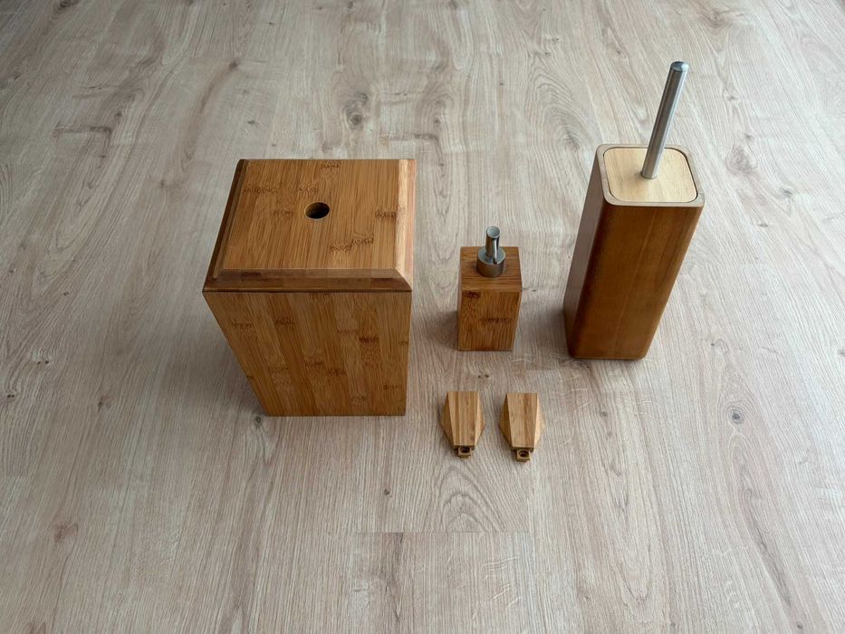 LOTE acessórios em madeira p WC: caixote, piaçaba, doseador, 2 cabides