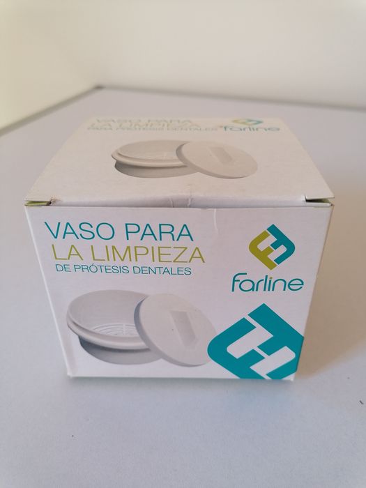 Copo para limpeza da prótese dentária