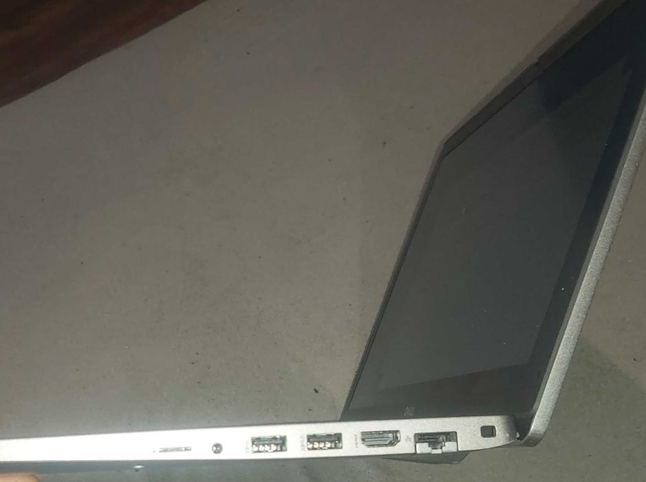 Dell Lat 5520 i5-1135G7 / brak / brak / bateria Exellent-Uszkodzony