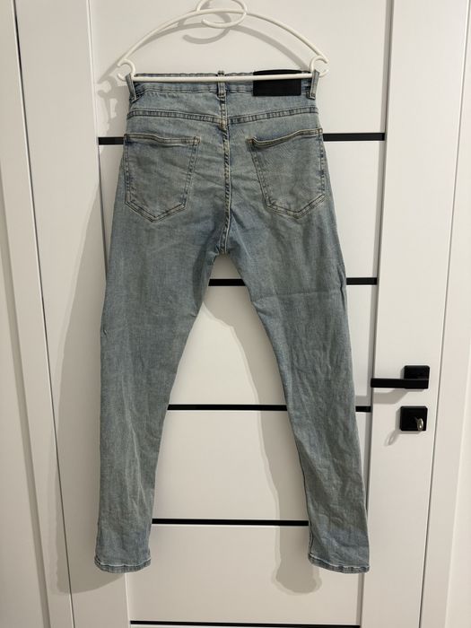 Jasne męskie jeansy