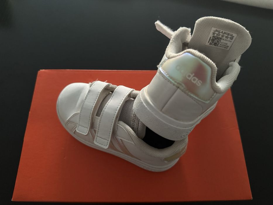 Sapatilhas Adidas tamanho 26