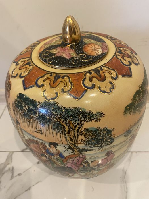 Porcelanowy wazon , waza chińska z pokrywką - duża !