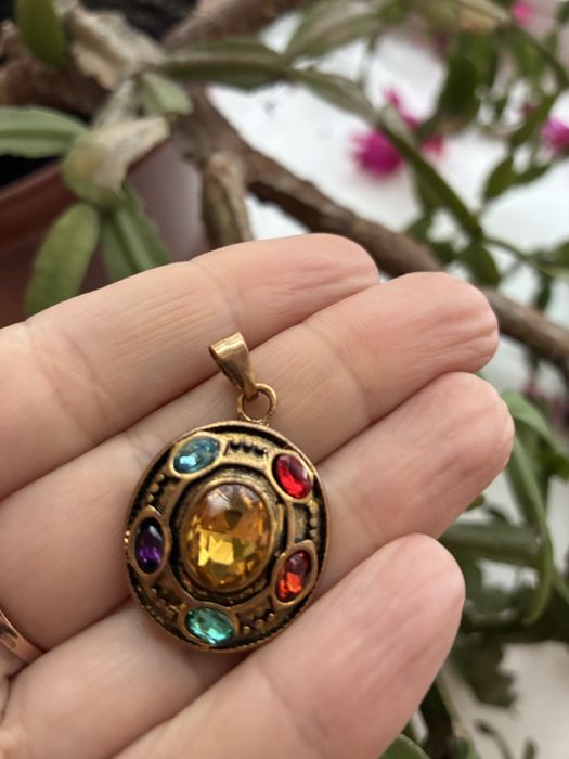 Біжутері, браслети, кольє