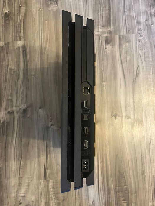 Konsola PlayStation 4 Pro 1Tb plus dwa pady