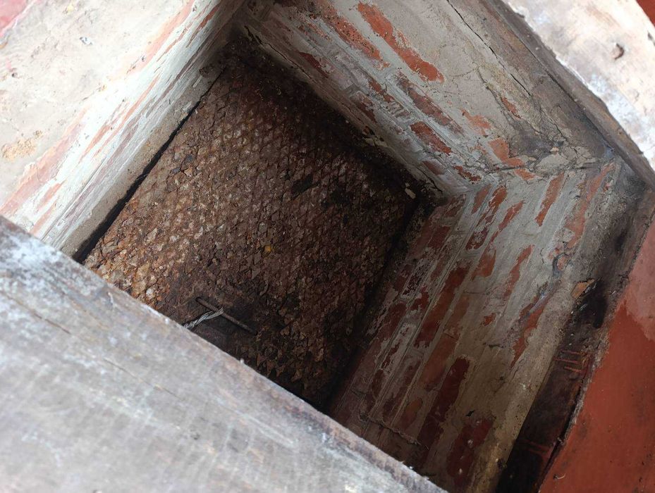 Камін ! Груба ! Свердловина ! Поруч ліс!