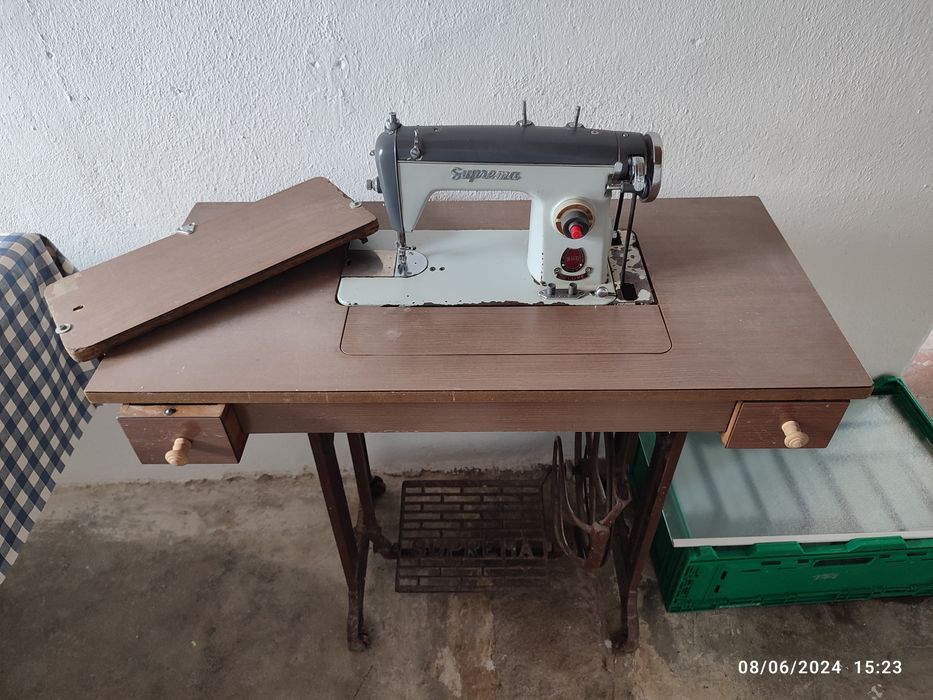 Máquina de costura a pedal marca Suprema com mesa de arrumação