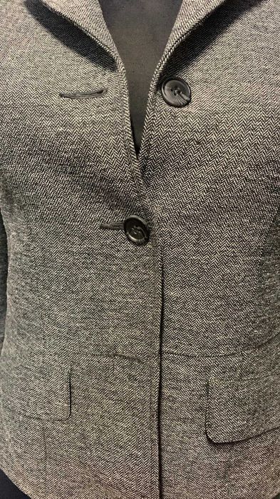 Szary żakiet w drobną jodełkę