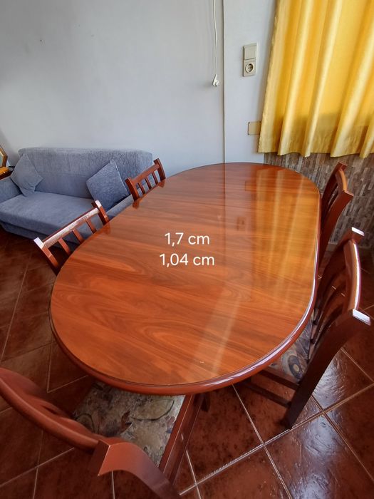 Móvel e mesa sala com cadeiras