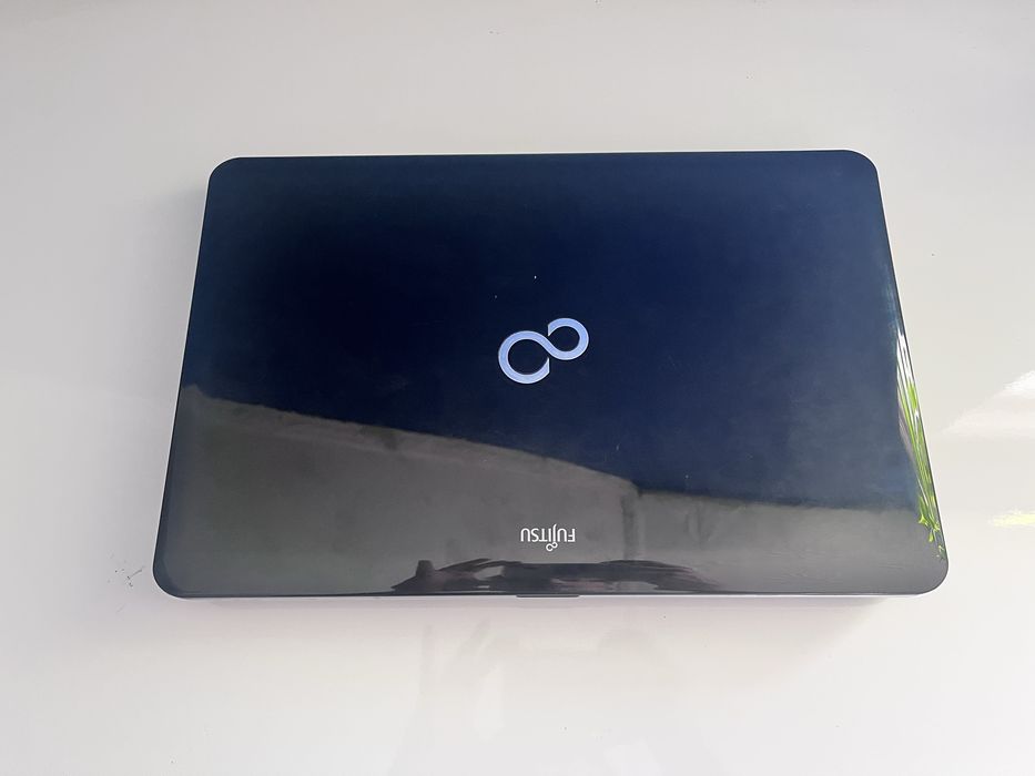 Laptop Fujitsu Ah531 i3 2350M 8GB ram  ssd 256