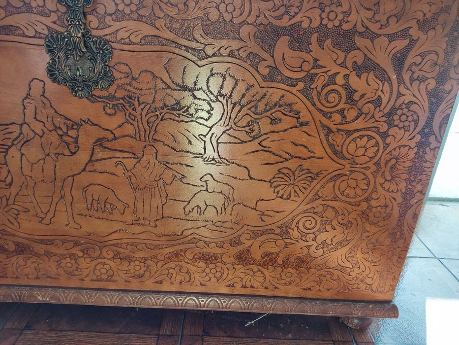 Arca de madeira trabalhada