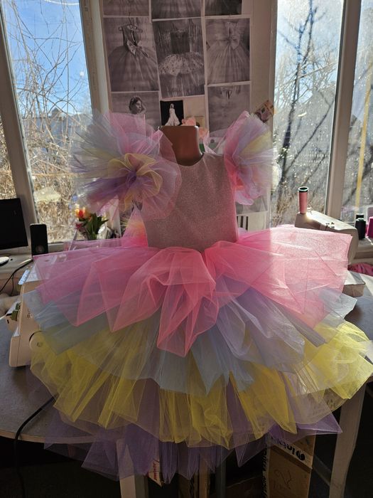 Сукня радуга на свято весни різнокольорова пишна блискуча поні весна