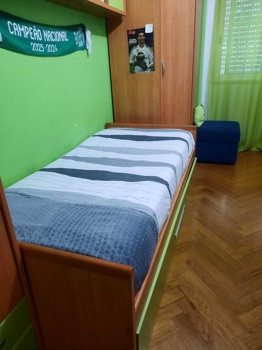 Quarto Juvenil Completo – Duas Camas, tipo Ninho, Estante Suspensa e 2 Roupeiros (Excelente Estado)