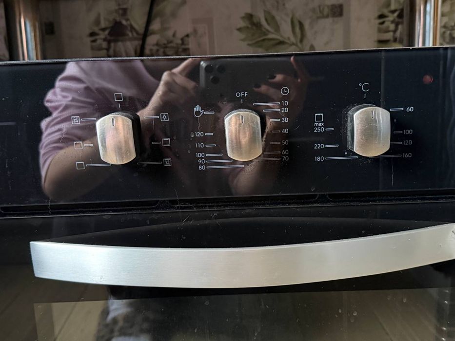 Продам духову шафу Piramida б/у