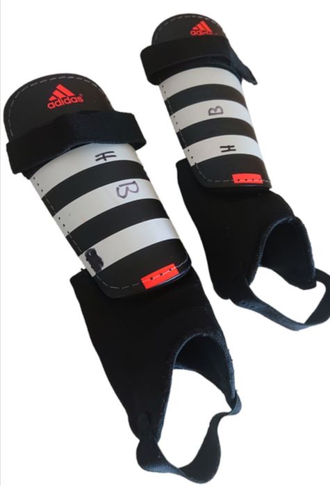 Детские оригинальные футбольные щитки Adidas