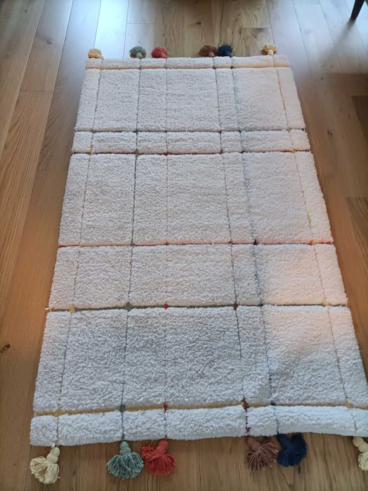 Tapete Zara Home de algodão com pompons