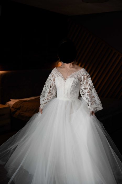 Весільна сукня з мереживними рукавами