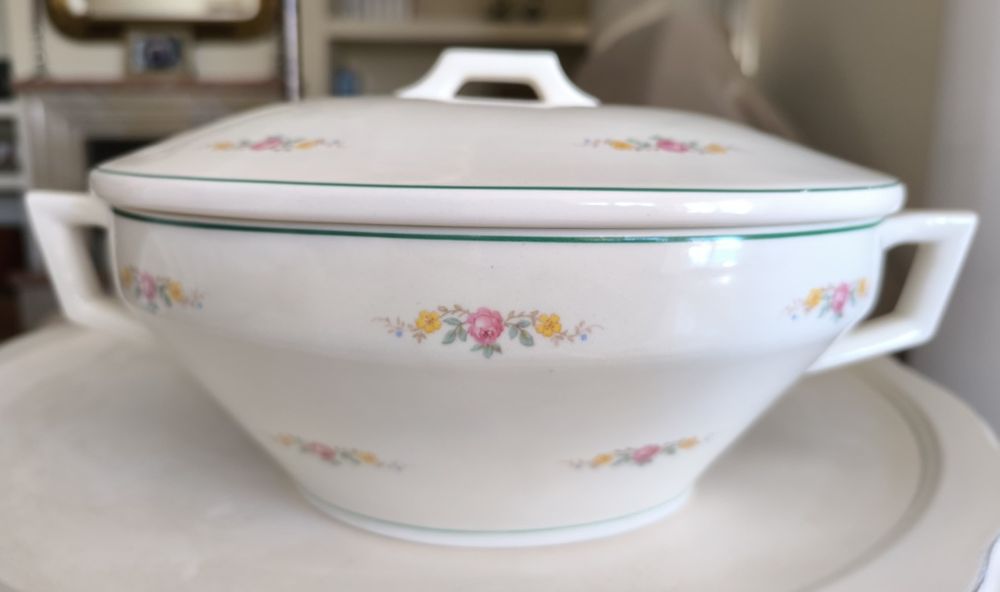 Terrina antiga em porcelana portuguesa