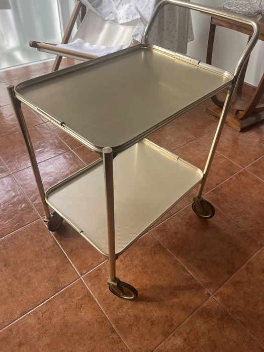 Carrinho de bar em aluminio acabamento dourado