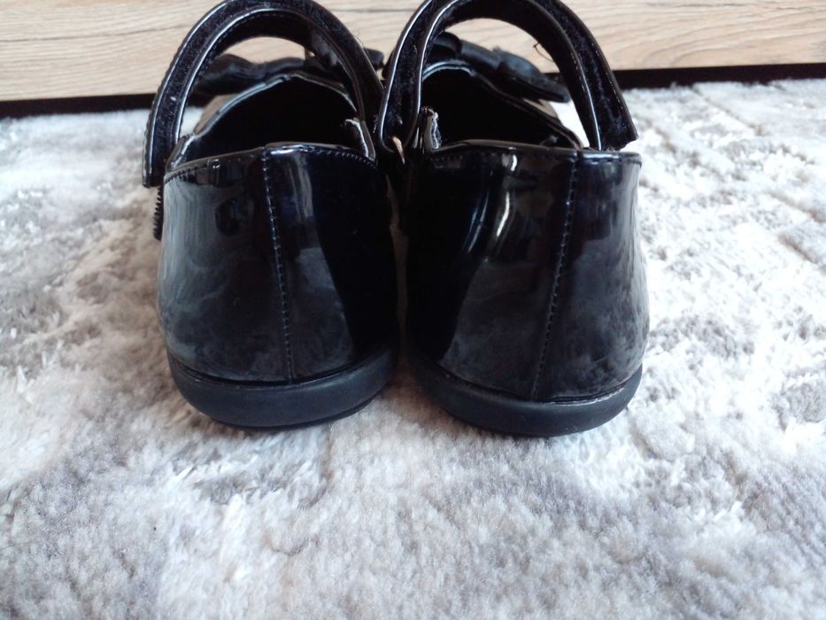 дитячі лаковані туфлі для дівчинки