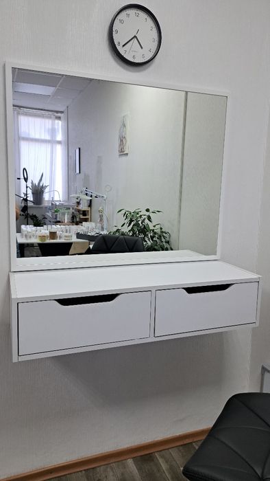 Трюмо з дзеркалом