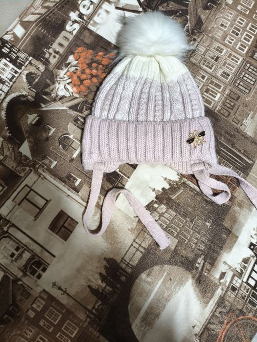 Шапку на дівчинку на 2-3 роки стан видно на фото.