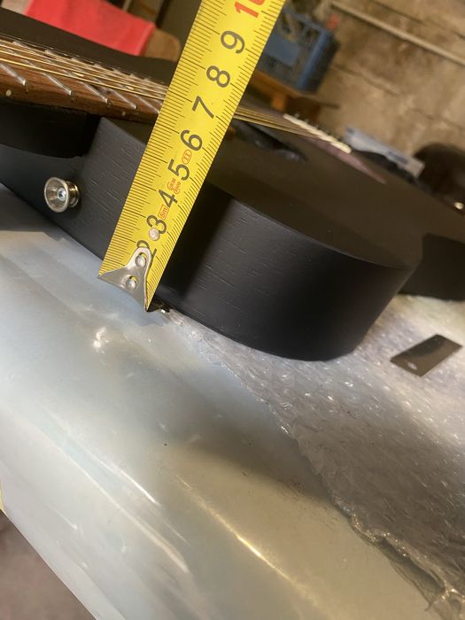 Акустична гітара з тонким корпусом