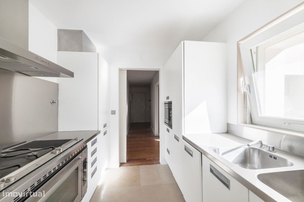 Apartamento no Chiado com 2 salas e 2 quartos e 2 lugares de estaciona