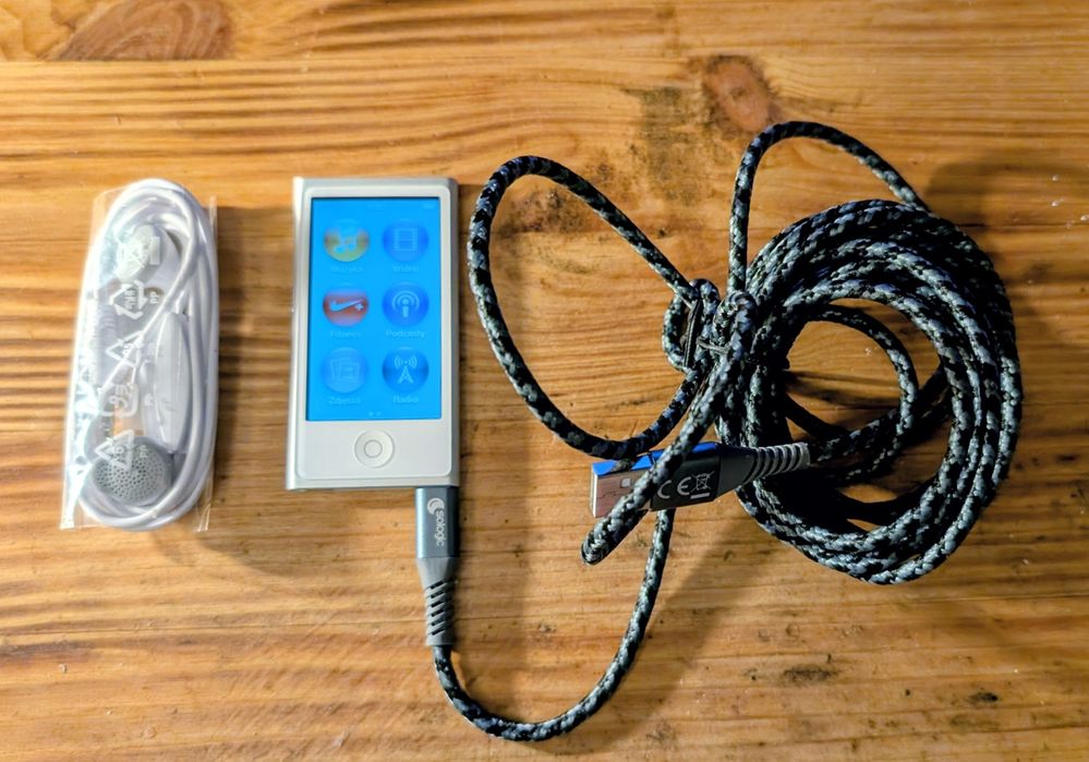 Apple iPod Nano 7 generacji 16GB Srebrny (Silver) + Kabel + Słuchawki