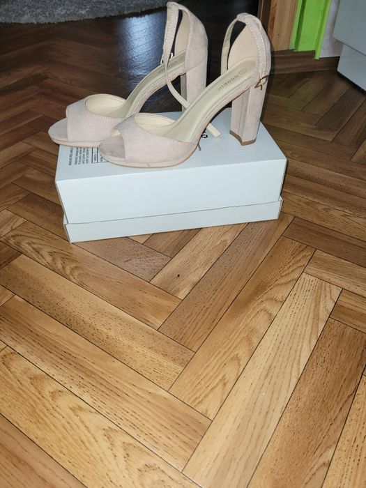 Buty na obcasie r.38 nowe bez metki