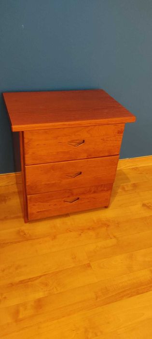 Mesa de cabeceira em razoável estado de conservação