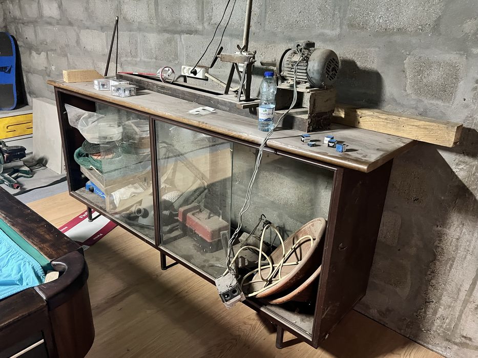 Movel em  estrutura metalica e em vidro