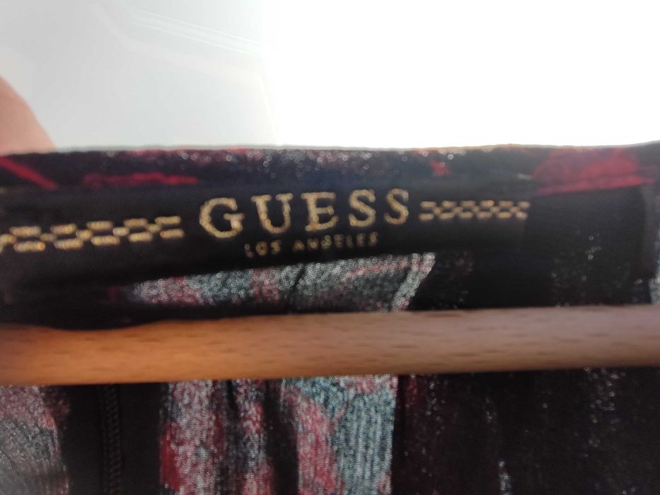 Vestido Guess com padrão preto e vermelho