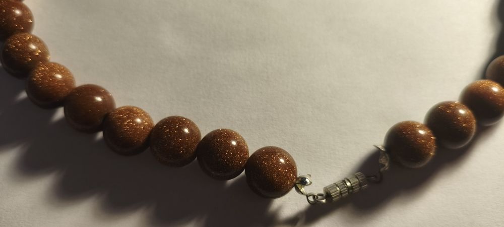 Naszyjnik piasek pustyni Goldstone – kule 10 mm – 41 cm