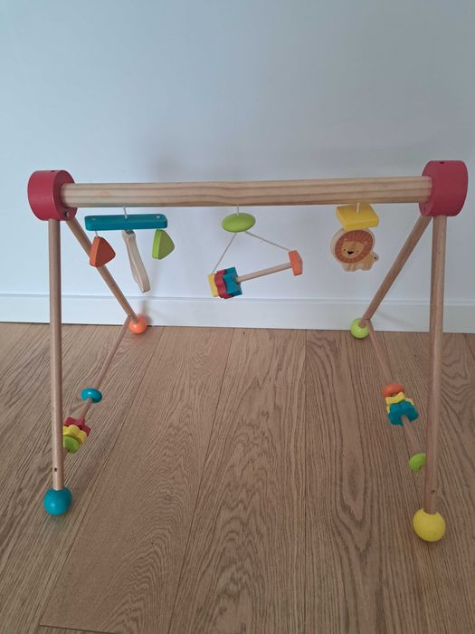 Stojak drewniany z zabawkami dla niemowlaka