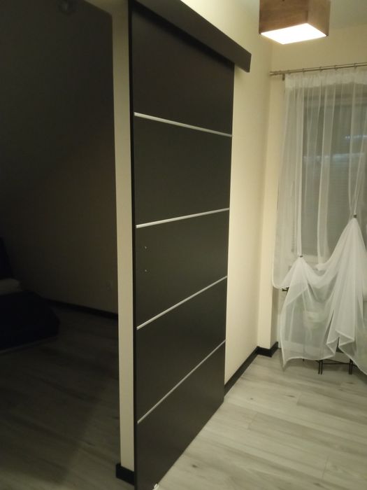 Drzwi przesuwne naścienne